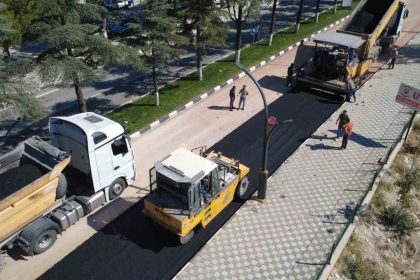 karayollari-tarafindan-demircide-sicak-asfalt-calismalarina-baslandi