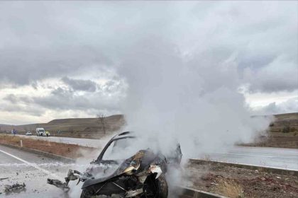 kayganlasan-yolda-kaza-yapti-otomobil-alev-aldi