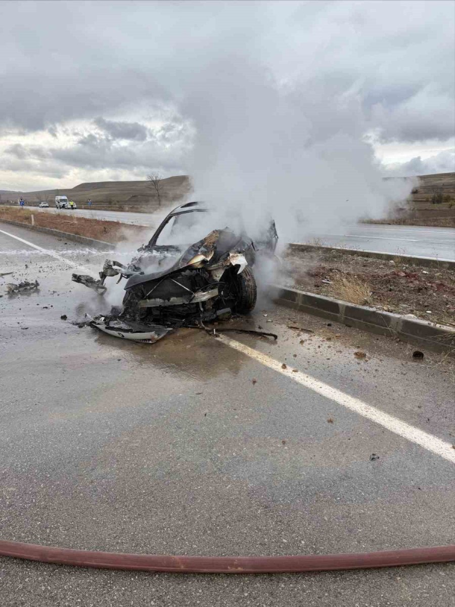 kayganlasan-yolda-kaza-yapti-otomobil-alev-aldi