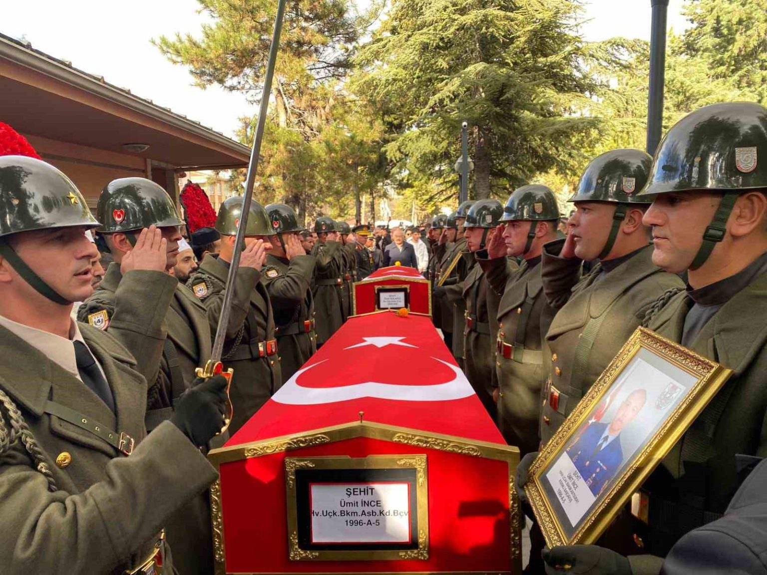 kidemli-bascavus-ince-ve-uzman-cavus-dolapci-cebeci-askeri-sehitliginde-topraga-verildi