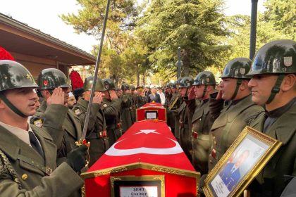 kidemli-bascavus-ince-ve-uzman-cavus-dolapci-cebeci-askeri-sehitliginde-topraga-verildi