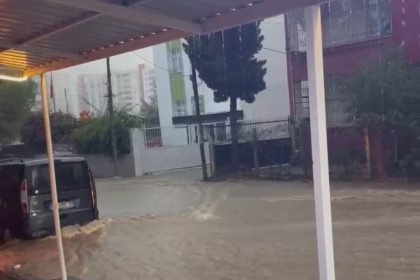 kisa-sureli-yagmur-yollari-nehre-cevirdi