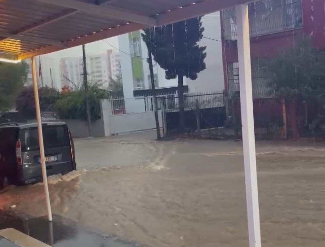 kisa-sureli-yagmur-yollari-nehre-cevirdi