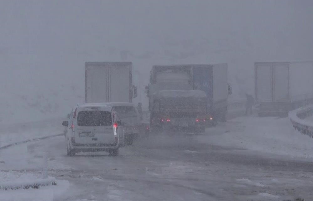 kop-dagi-gecidi-yeniden-beyaza-burundu