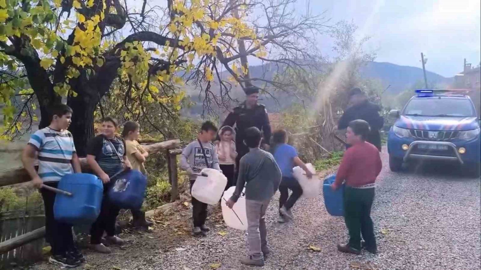 koy-cocuklarindan-jandarmaya-bidonlu-yasemen-surprizi