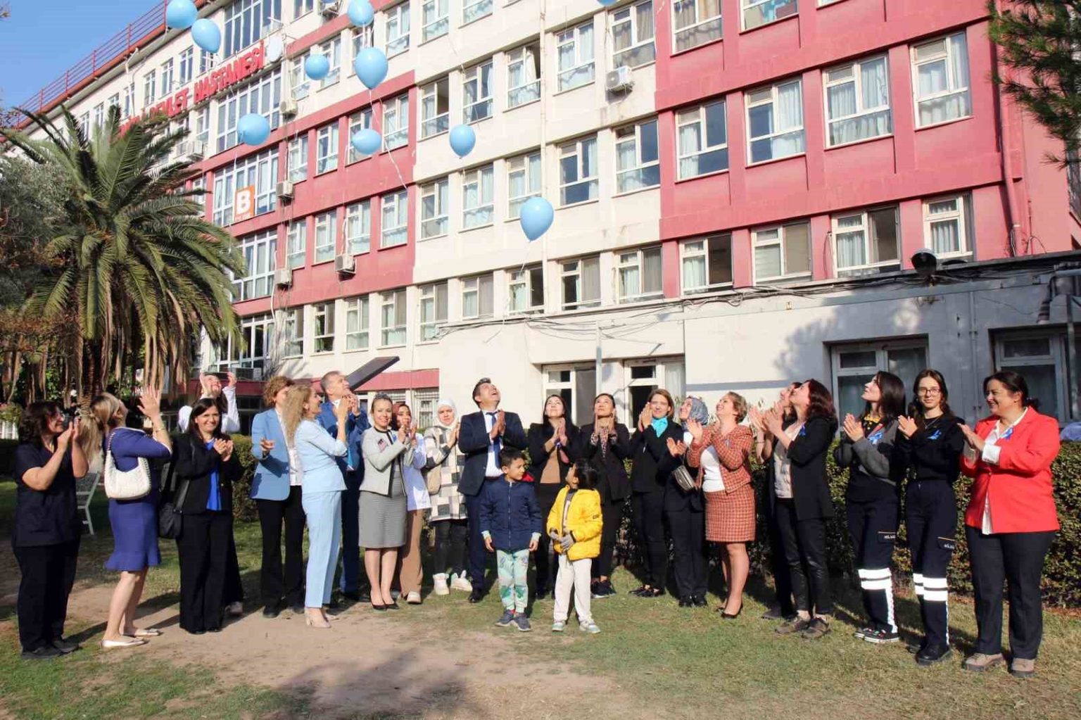 mavi-balonlar-diyabete-farkindalik-icin-gokyuzune-birakildi