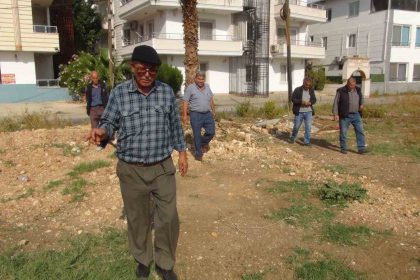 mersinde-bir-kisi-yer-alti-su-kaynaklarini-bulabiliyor-buldugunda-elektrik-carpmisa-donuyor