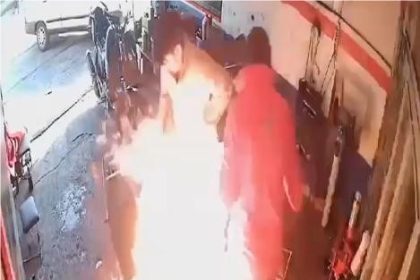 motosikletteki-yangina-yanici-maddeyle-mudahale-edince-alevlerin-arasinda-kaldilar-o-anlar-kamerada