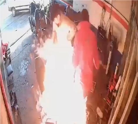 motosikletteki-yangina-yanici-maddeyle-mudahale-edince-alevlerin-arasinda-kaldilar-o-anlar-kamerada