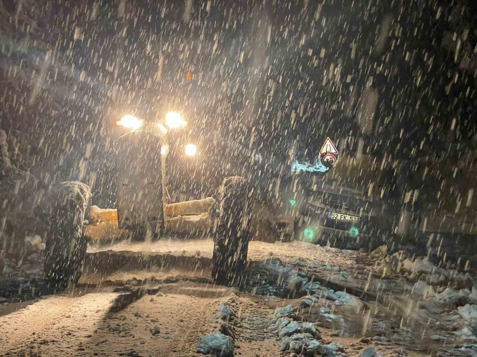 ordu-sivas-kara-yolu-kar-yagisi-nedeniyle-ulasima-kapandi