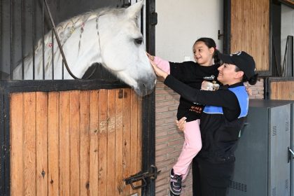 polis-losemi-hastasi-cocuklara-at-sevdirip-birlikte-balon-ucurdu