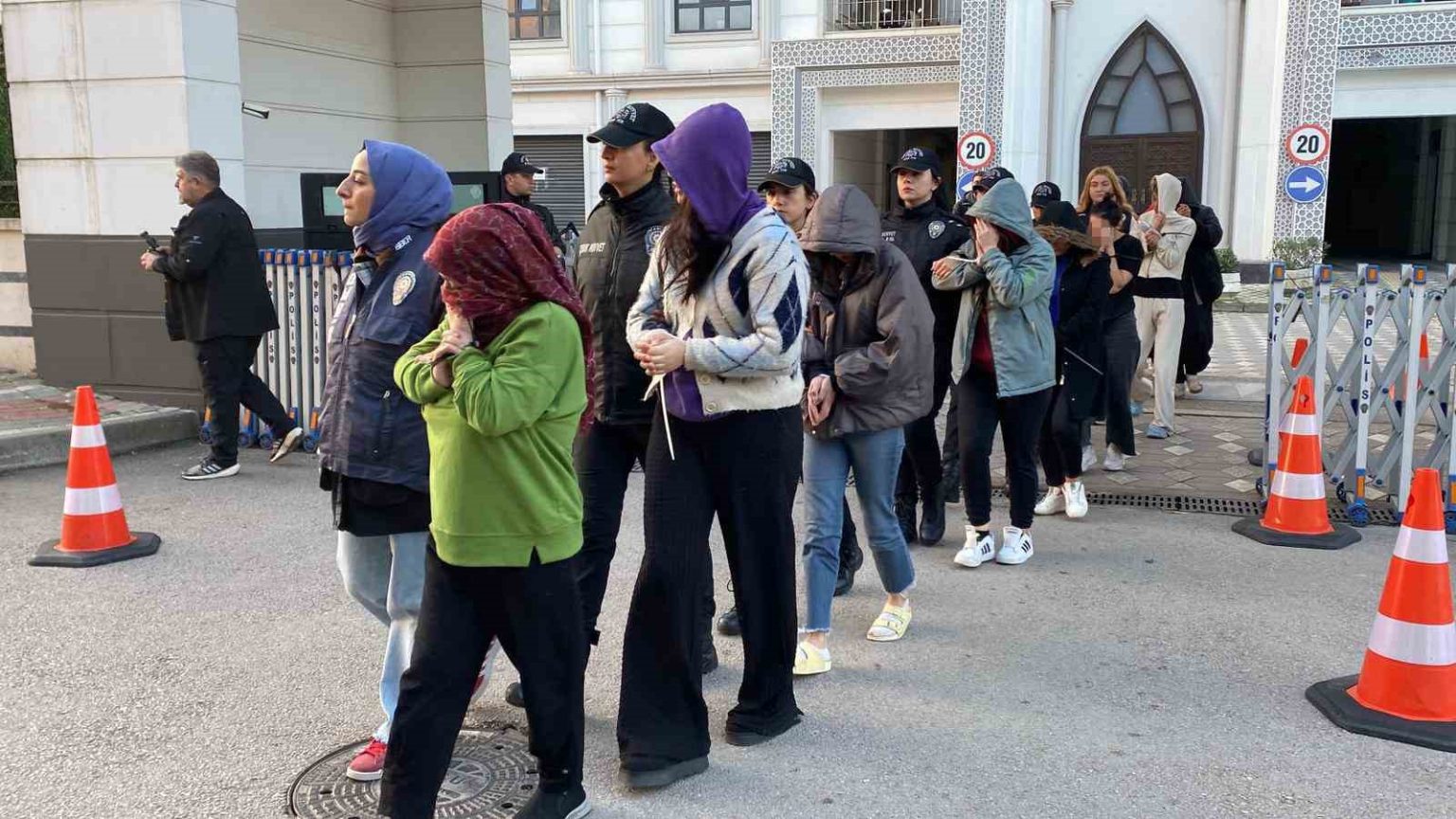 sahte-bungalov-cetesine-dev-operasyon-hesaplarinda-35-milyon-tl-hareketlilik-tespit-edildi