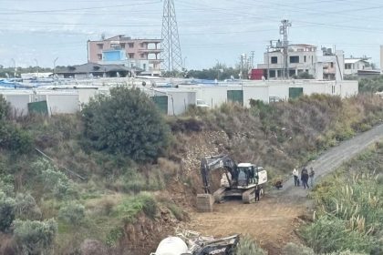 samandagda-beton-mikseri-yol-kenarina-devrildi