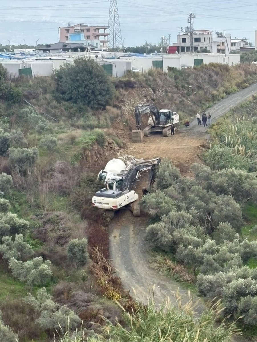 samandagda-beton-mikseri-yol-kenarina-devrildi