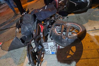 samsunda-motokurye-ile-otomobil-kafa-kafaya-carpisti-1-yarali