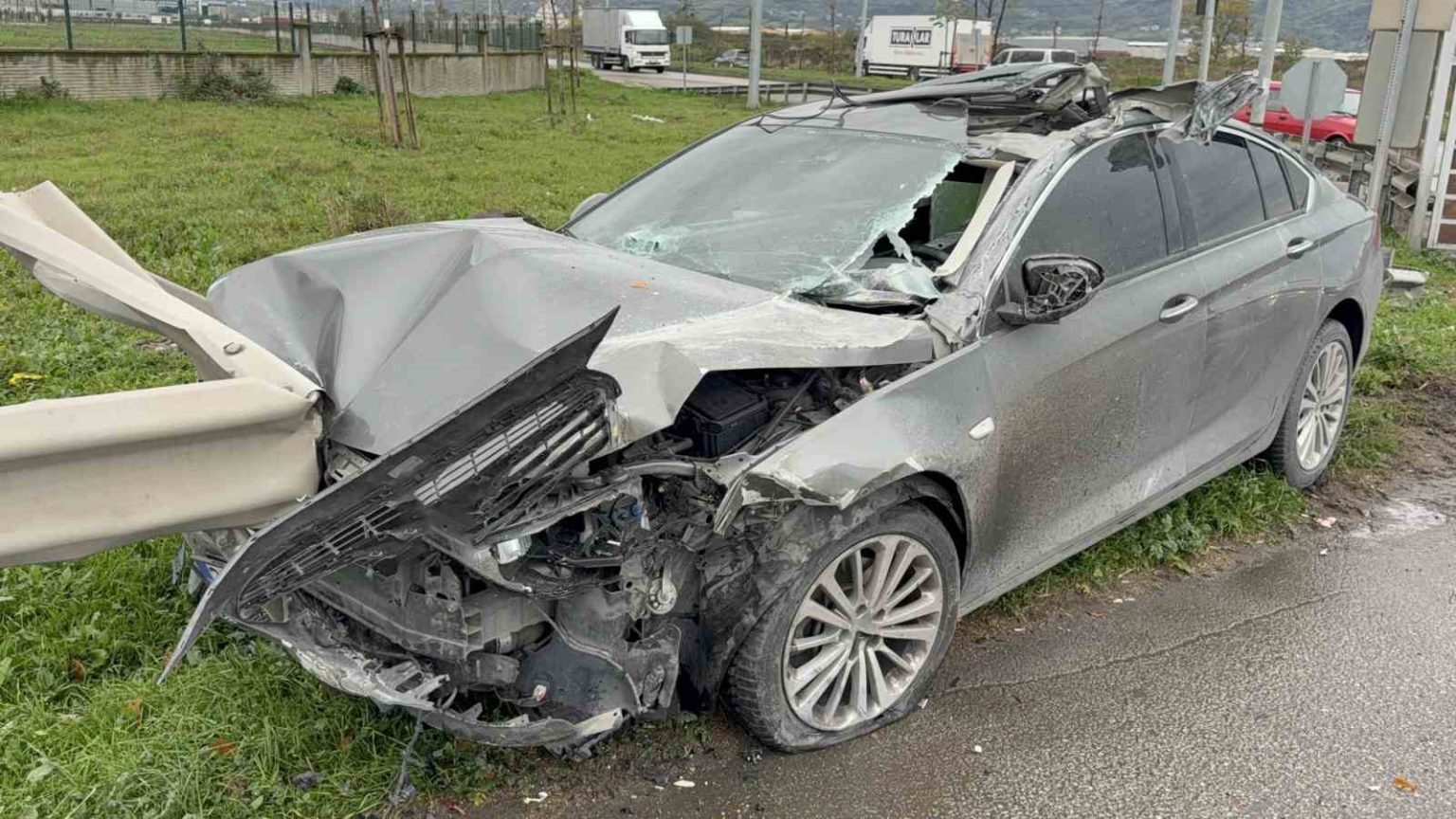 samsunda-otomobil-kamyonete-carpip-bariyere-girdi-3-yarali