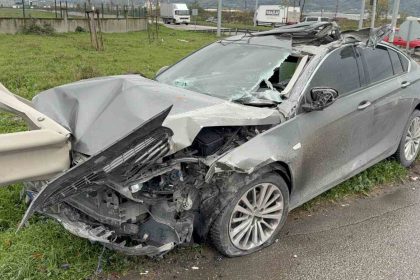 samsunda-otomobil-kamyonete-carpip-bariyere-girdi-3-yarali