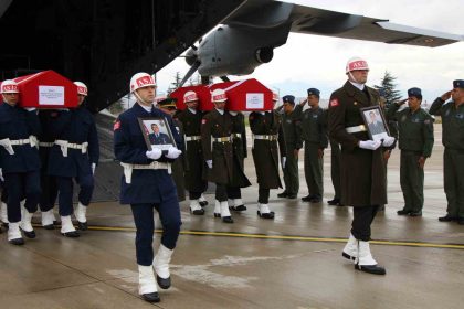 sehit-babasini-oyuncagina-sarilarak-bekledi