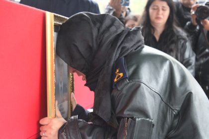 sehit-esini-askeri-montuyla-son-yolculuguna-ugurladi