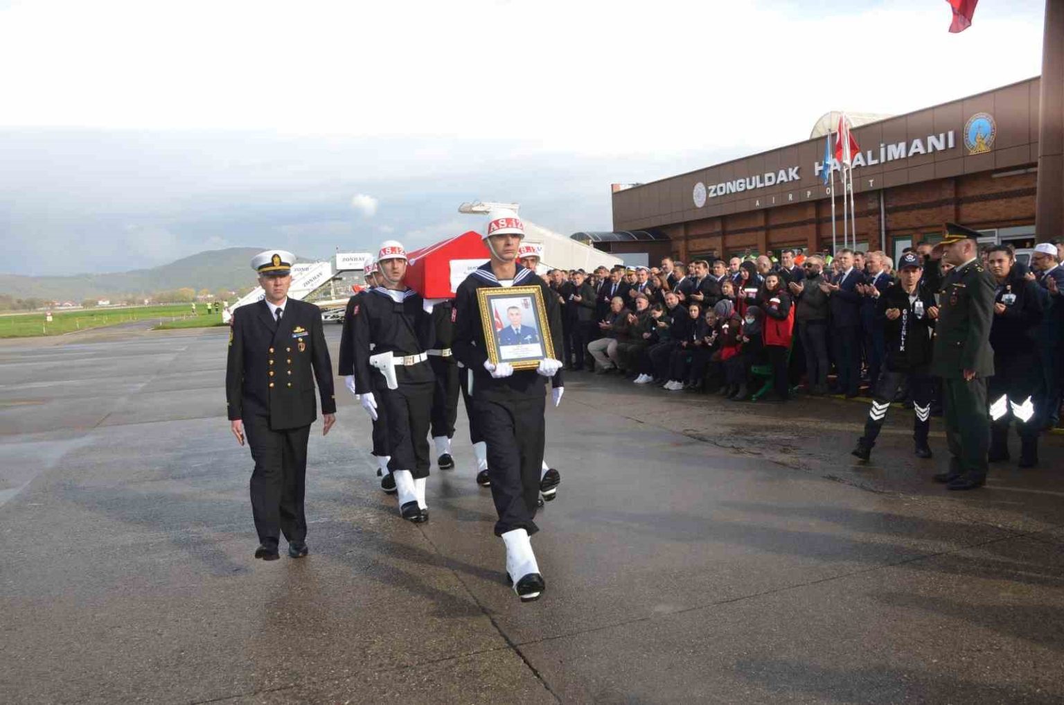 sehit-nuri-ozcanin-naasi-zonguldak-havalimaninda-karsilandi