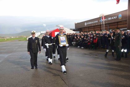 sehit-nuri-ozcanin-naasi-zonguldak-havalimaninda-karsilandi