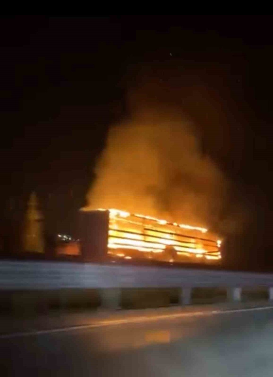 seyir-halindeki-tirin-lastigi-alev-aldi