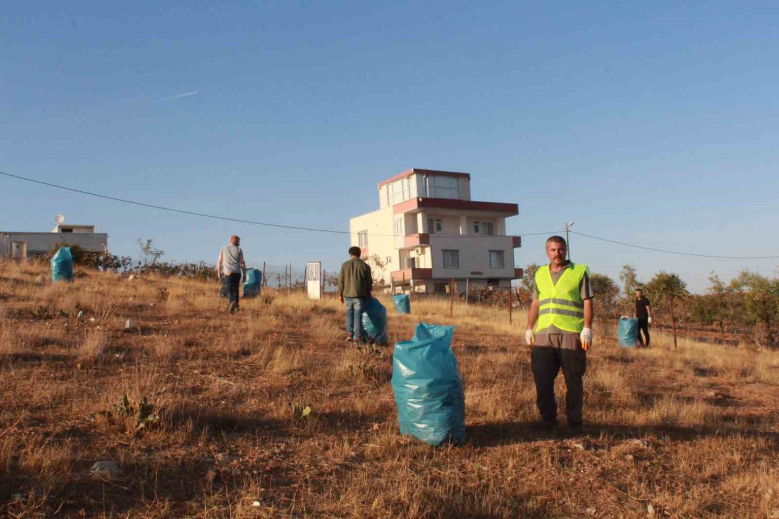 siirtte-gonullu-arkadas-grubu-iki-yilda-2-tona-yakin-cop-topladi