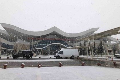 sivas-ozune-dondu-kent-merkezinde-kar-yagisi-basladi