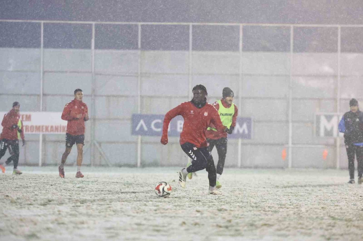 sivasspor-kar-altinda-calisti