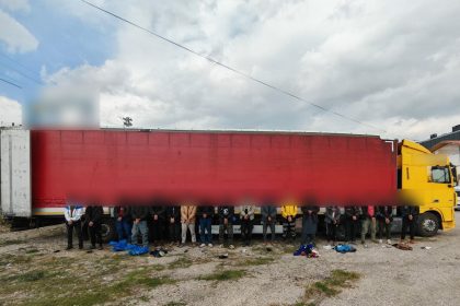 sivasta-tir-dorsesinde-18-kacak-gocmen-yakalandi-suruculer-tutuklandi