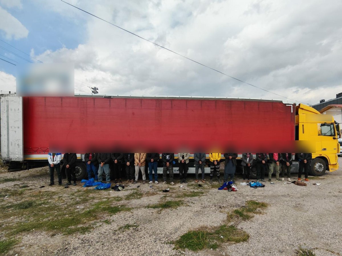 sivasta-tir-dorsesinde-18-kacak-gocmen-yakalandi-suruculer-tutuklandi