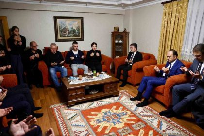 tarim-ve-orman-bakani-yumaklidan-hirvatistanda-dusen-ucakta-sehit-olan-pilotun-ailesine-ziyaret