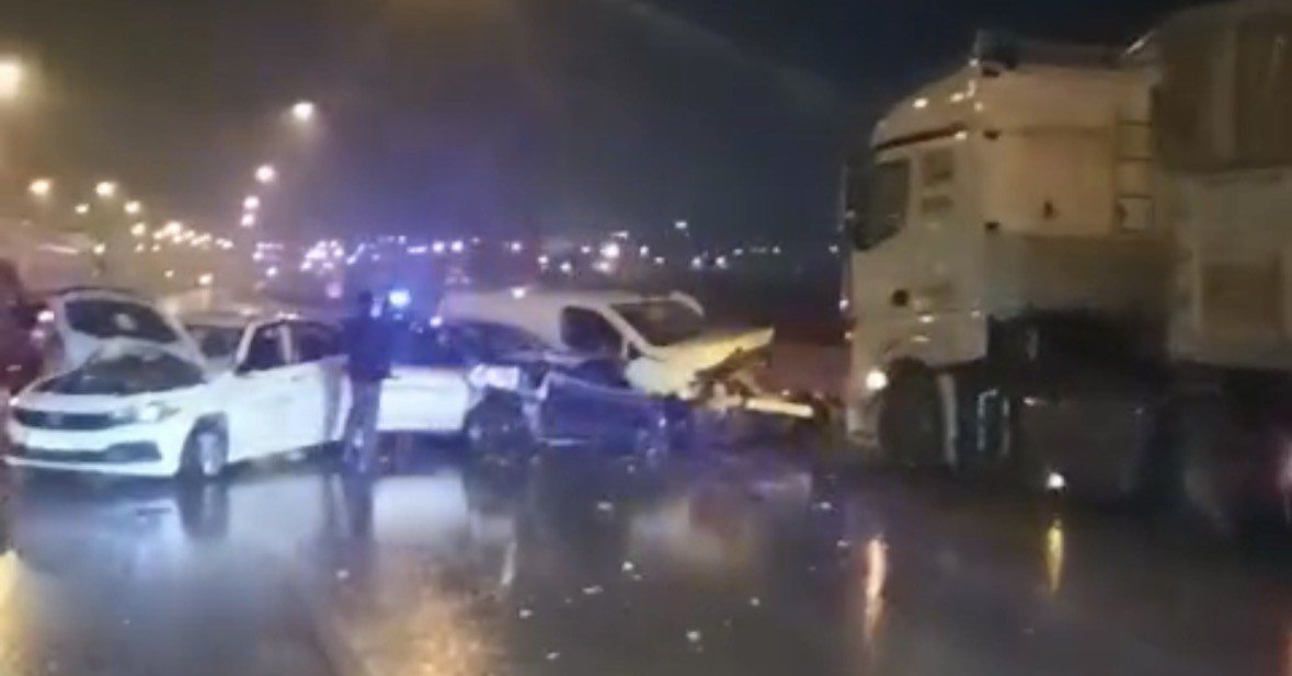 tarsus-adana-gaziantep-otoyolunda-12-aracin-karistigi-zincirleme-kaza-13-yarali