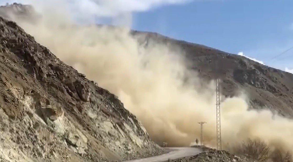 tehlike-olusturan-kayalar-dinamit-ile-temizlendi