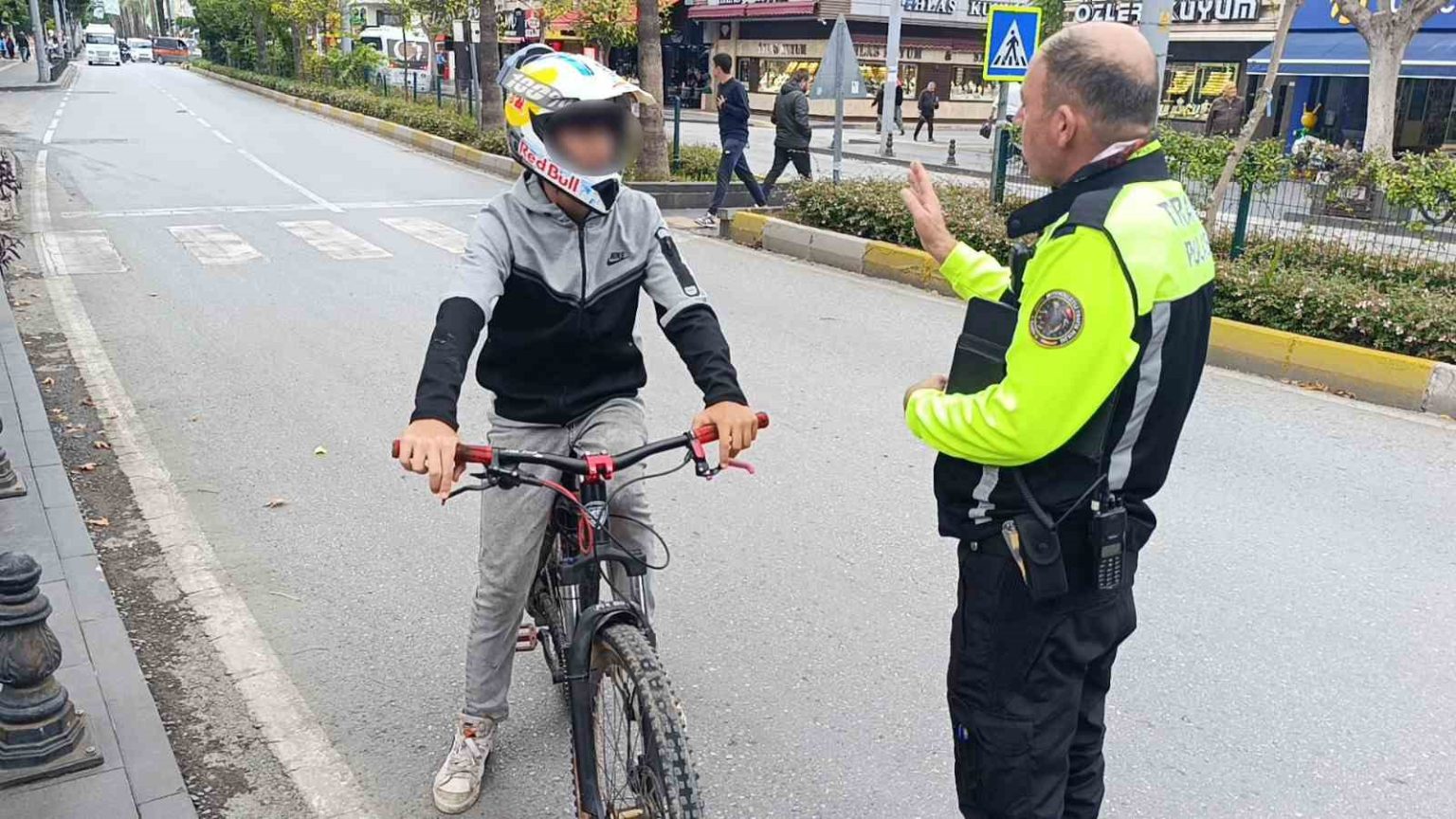 trafik-polisinden-trafigi-tehlikeye-dusuren-bisikletliye-nasihat-bisiklete-ceza-yazilmaz-diye-dusunmeyin