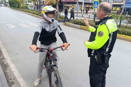 trafik-polisinden-trafigi-tehlikeye-dusuren-bisikletliye-nasihat-bisiklete-ceza-yazilmaz-diye-dusunmeyin