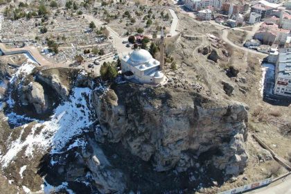 ucurumun-kiyisindaki-sancaktar-turbesi-her-cuma-ziyaretcilerini-agirliyor