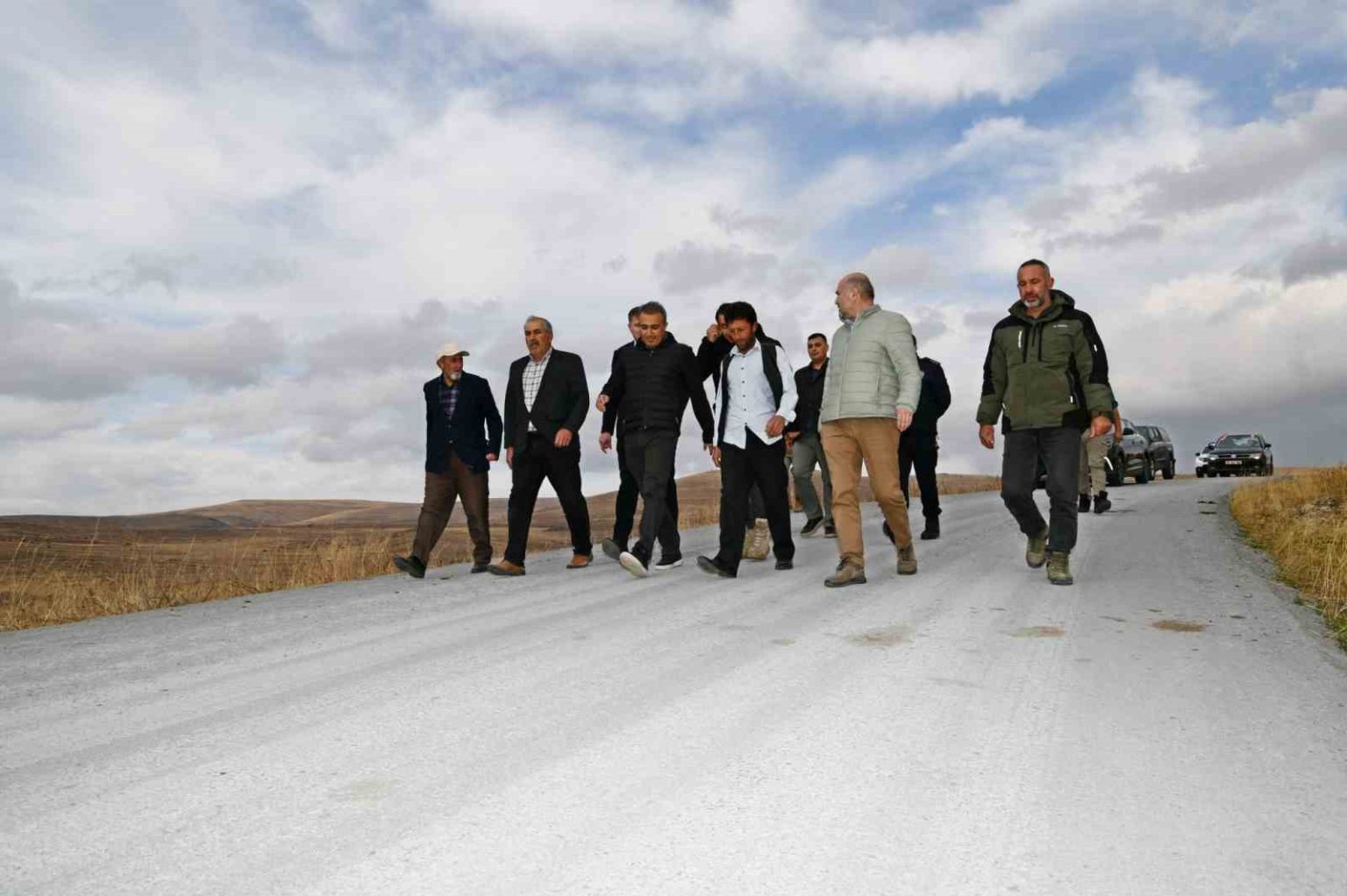 vali-cicek-koy-yollarini-denetledi