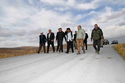 vali-cicek-koy-yollarini-denetledi