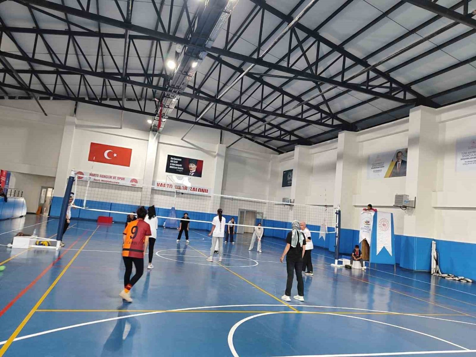 varto-spor-salonunda-voleybol-antrenmanlari-devam-ediyor