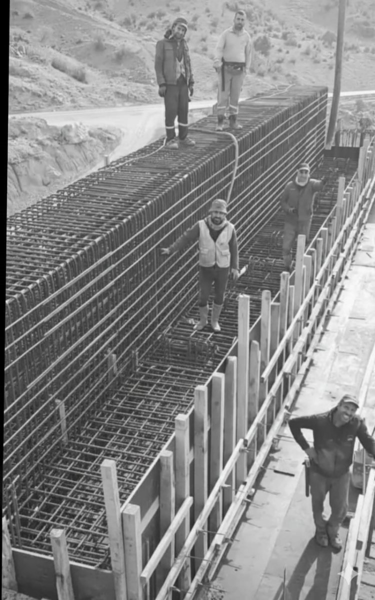 viyaduk-insaatinin-cokmesi-sonucu-hayatini-kaybedenler-olayin-hemen-oncesinde-birlikte-poz-vermis