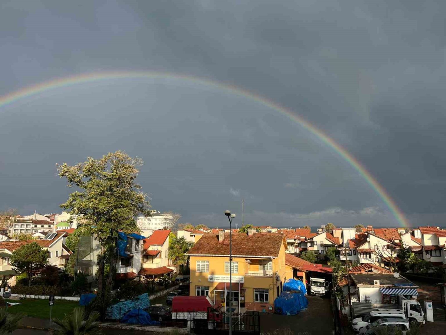 yagmur-sonrasi-beliren-gokkusagi-gorsel-solen-olusturdu