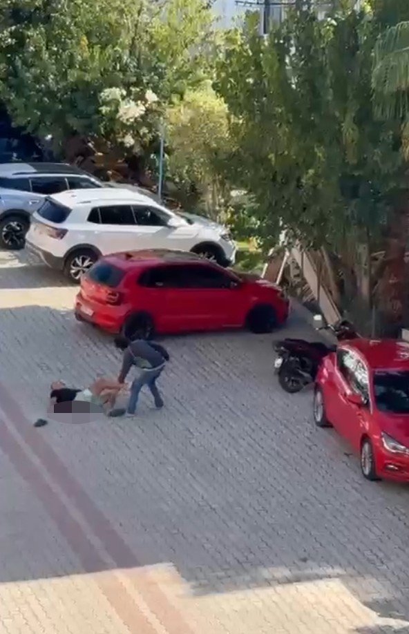 yasli-adami-sokak-ortasinda-defalarca-bicaklayip-oldurdu-o-anlar-kamerada