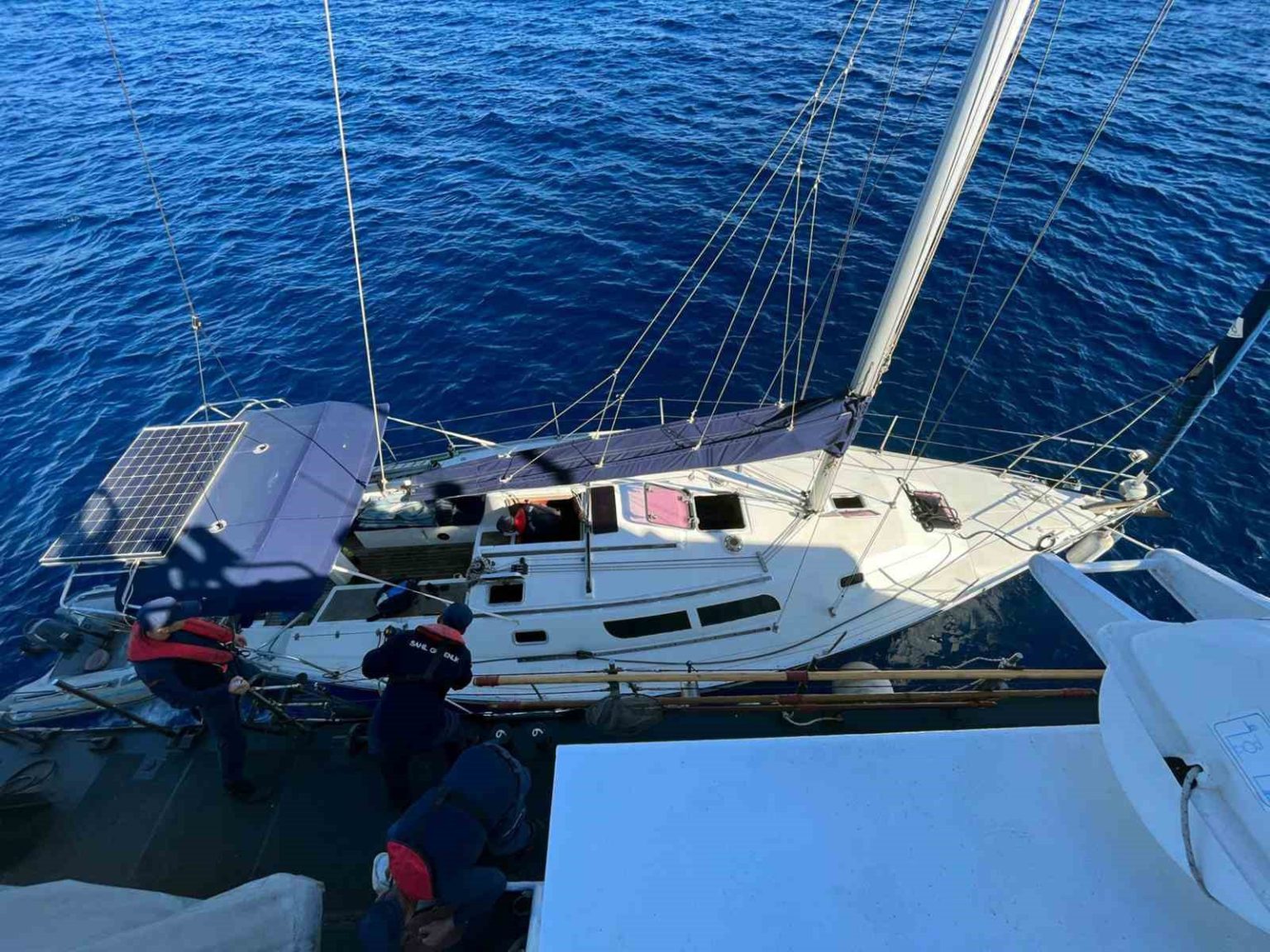 yelkenli-teknede-22-duzensiz-gocmen-ve-bir-gocmen-kacakcisi-yakalandi