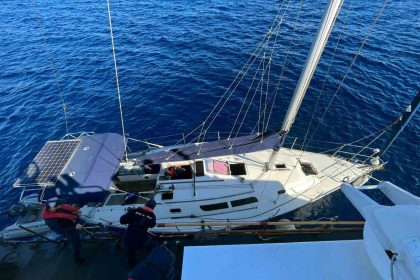 yelkenli-teknede-22-duzensiz-gocmen-ve-bir-gocmen-kacakcisi-yakalandi