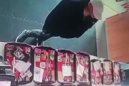 yemek-tepsisindeki-cep-telefonunu-boyle-caldi