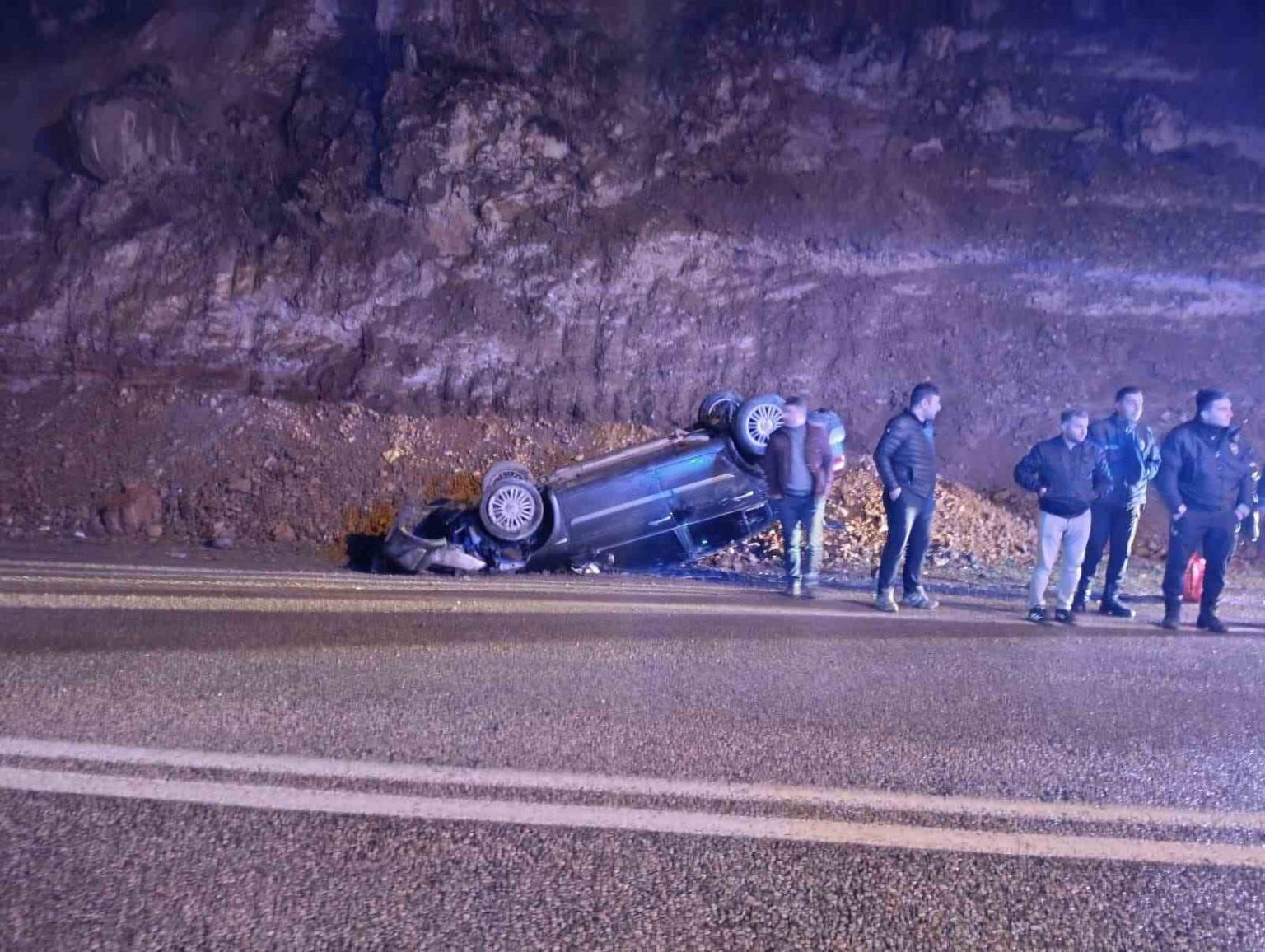 yola-dusen-kayalardan-kacan-otomobil-takla-atti-2-yarali