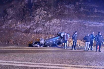 yola-dusen-kayalardan-kacan-otomobil-takla-atti-2-yarali