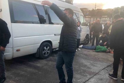 yolun-karsisina-gecerken-dustu-isci-servisinin-carpmasi-sonucu-hayatini-kaybetti