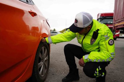 43-ilin-gecis-guzergahinda-zorunlu-kis-lastigi-denetimi-araclar-tek-tek-durduruldu